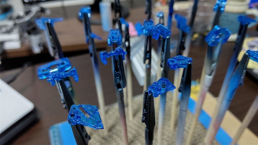 サイコフレームはシャインシルバー+クリアブルーによるスプレー塗装。下地が隠れることはないのでUVライトによる発光は変わらず。