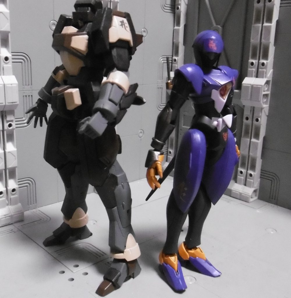 過去作の忍者MS【狢】と。当時は未だ4体しか無かったのが3年で20体も増えました。どちらも同じ理由から勢至菩薩の梵字を転写。狢も韋駄天も、命名由来は『天誅千乱』より、3段階あるボタン押し込み系の奥義の一種から拝借しています。どちらも「一定距離を素早く移動できる」奥義で、狢走りが第1段階、韋駄天が第3段階。劇中での韋駄天は長距離ダッシュ出来る代わりに切り返しが甘く、途中でダッシュキャンセルも出来ないため、完全上位互換ではありません。暴発により敵陣中央で止まる場合も多々。忍者MSとしての狢の方は、スパローの四肢を使っているために姿勢制御可能で機敏に切り返せますが、本作の韋駄天(スカンダ)は推進器が足裏にしかなく直線方向のみ。足の角度を変えれば切り返せなくもないものの、スパロー四肢ほどでもなく。キット的には無改造なので困難ですね。よって「小回りの狢」「直進の韋駄天」といったイメージを意識してみました。第2段階の奥義名でも作るかは分かりませんが、だとしたら次もAGE系確定なのを思うと構成が難しそうな気はします。同じ印を持つこの2体は共闘するのか、それとも敵対か。ご想像にお任せします。