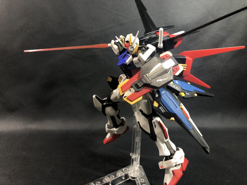 バックパックのパーツを下げることによってストライカーパックも装着できます