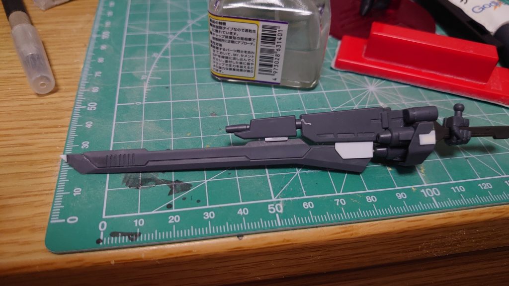 そのままなのもつまらないので、ビームライフルを1つ改造してガンブレード風にしてみました。一応ビームも撃てるように砲身は隠さず、替りにガンブレードの弾倉を追加してます。