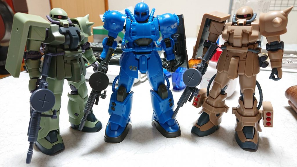 背景がダメですが最近のHGって作るロボット魂って感じで良く動くし並べても遜色ないですね。左右に陣取ってるのはロボット魂のF2です。最後まで観覧頂きありがとうございました。