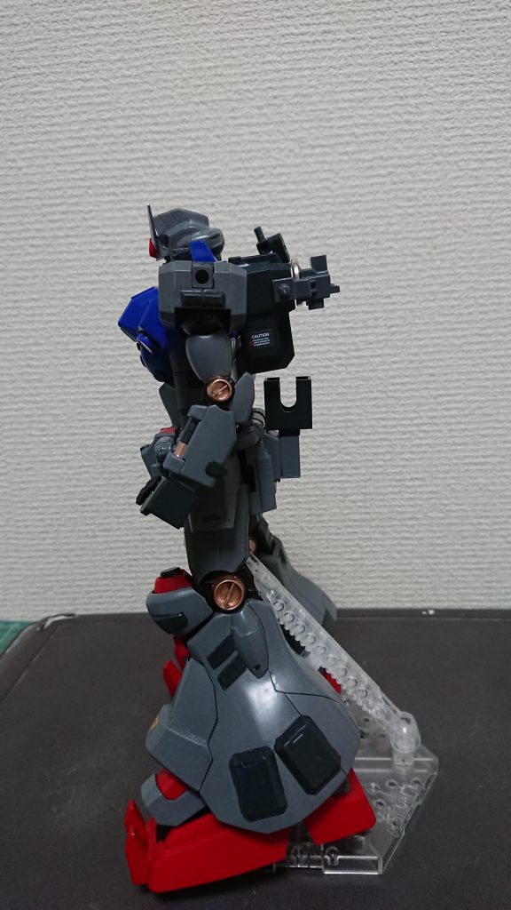 盾は、腰の辺りで引っ掛けられる様に、過去のガンプラ製作で余った物を接着してあります。