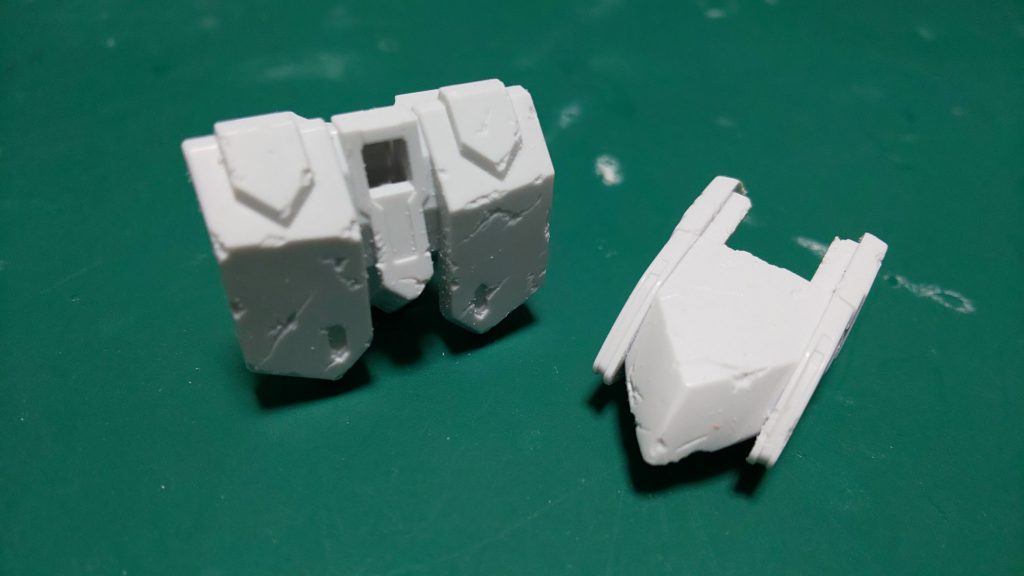 リューターを使用して全体に使用感を出してます！