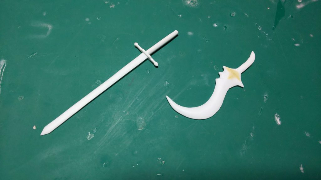 武器を色々とプラ板から作ってます！