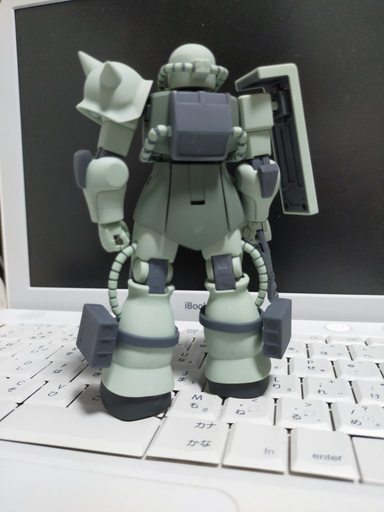 バーニアも無くてモールドも少なく、合わせ目出ちゃうのも愛嬌たっぷり。適度なズングリムックリ感。