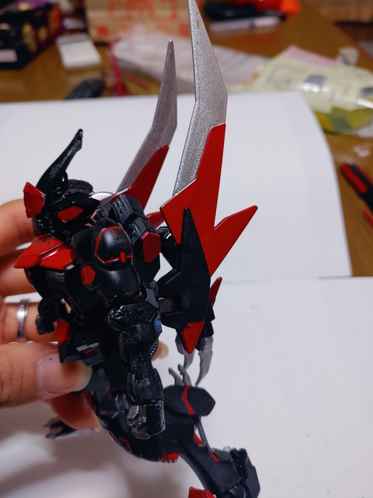 トライア●でアルトロンが割引されて売れ残ってたので、いろいろとバルバトスとパーツを組み合わせたら今の形になりました。カラーリングは某エナジードリンクを参考にしました笑 