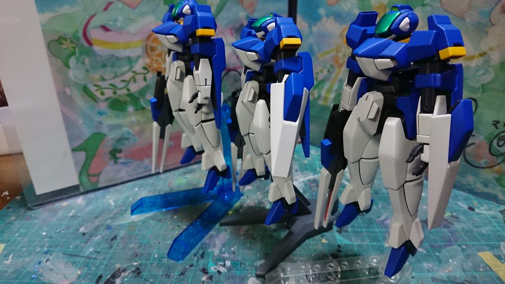 量産機は並ぶと3倍増しでカッコいい