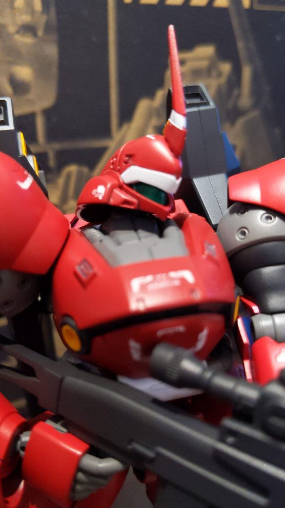 連邦に鹵獲されたという設定でモノアイではなくバイザー式に。バイカスリスペクト