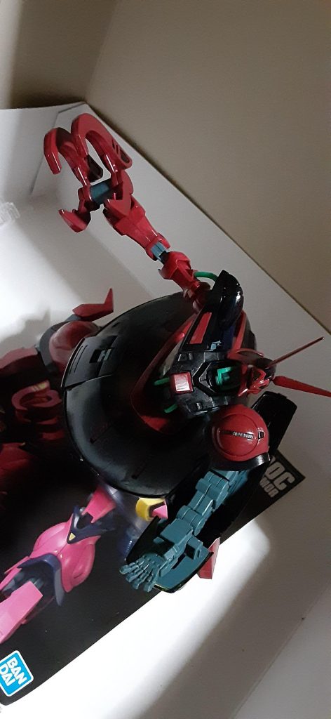 右腕のクローで斬りかかるシーンです。威力は通常のバウンド・ドッグよりも切れ味が鋭く、ガンダニュウムでさえすら容易く破壊することが可能です。もし鉄血の世界だったら、ナノラミネートでさえすら容易く握り潰せる威力を兼ね備えて居ます。