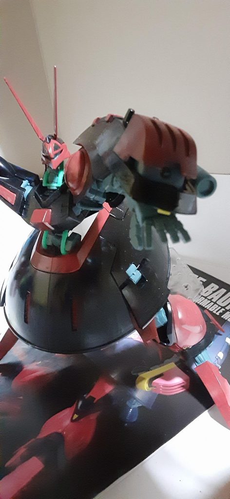 切り替え式拡散メガ粒子砲です。ユニコーンにビームマグナムを装着する前は、このバウンド・ドッグの拡散メガ粒子砲から切り替えて、ビームマグナムを放つことが可能です。通常のバウンド・ドッグの拡散メガ粒子砲よりも頑丈に設計されているため、ビームマグナムを使っても左腕を壊れる事はありません。