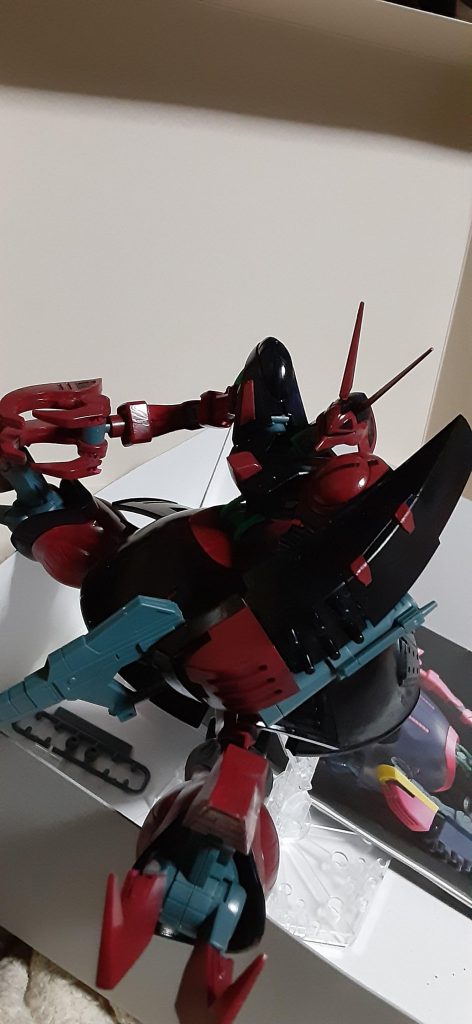 両足でもクローで攻撃可能です。因みに、右腕のクローと両足クローはフェイズシフト装甲系でさえすら容易く貫通します。なのでビームサーベルは必要ないです。ビームサーベルで受け止める時は、右腕のクローを使います。因みに、右腕クローと両足クローのの威力はもう一つ､ガーベラストレートと同じビーム系を切る事も可能です。なのでビームサーベルで斬りかかられた時に防ぐ事が可能です。