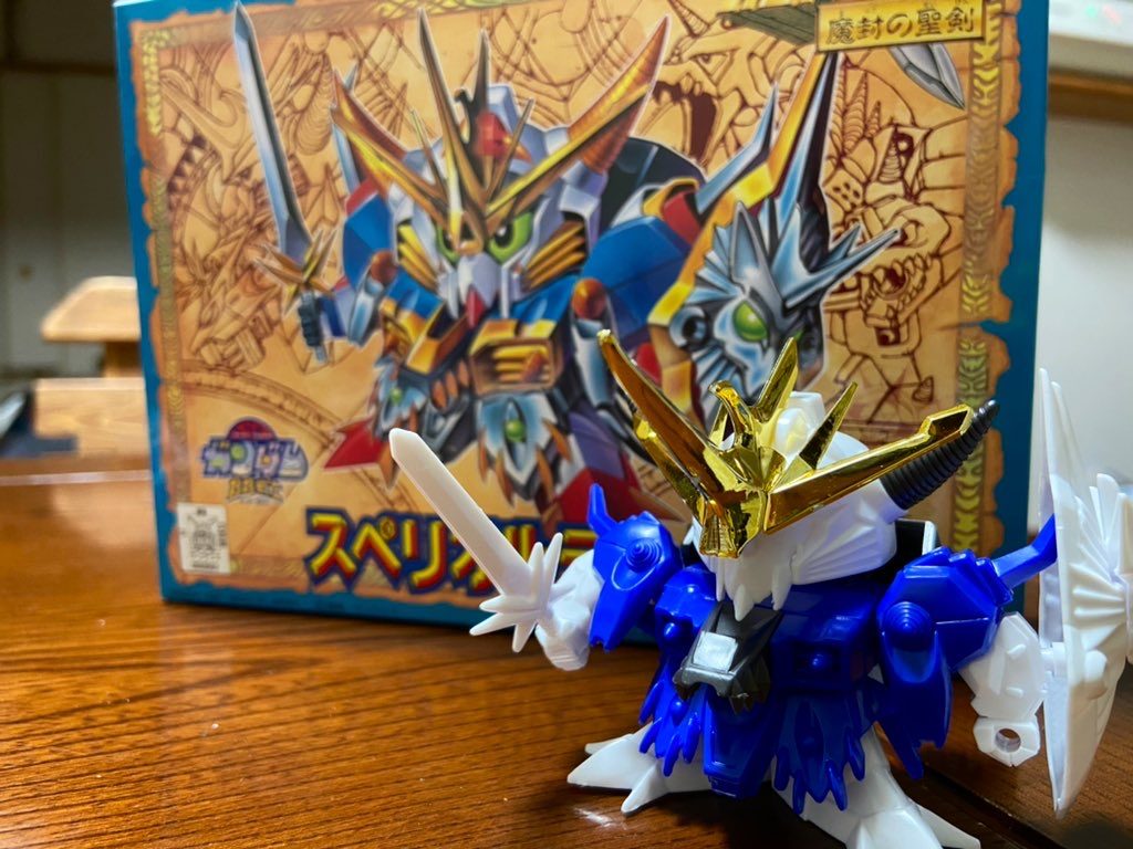 この箱絵がめっちゃカッコ良いのですが、明らかなコレジャナイ感。パーツ単位は造形似てるのに何故こうもと睨めっこし続けました。