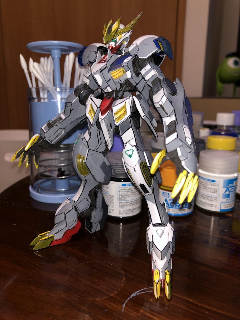 フラッシュにて撮影。バルバトスにピントが合ってないですが、アニメっぽく見える気がする？🤔