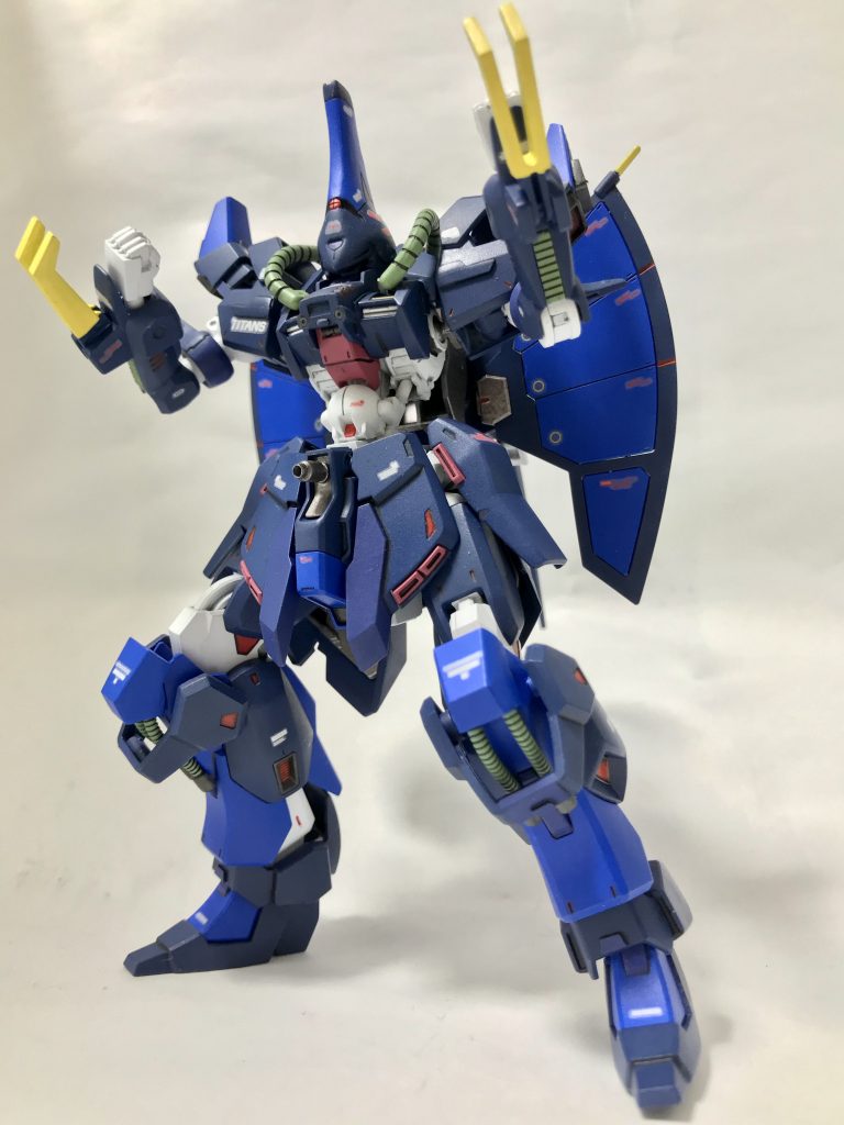 クローでの近接格闘も可能