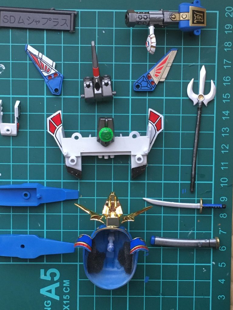 兜内部に百均のスポンジテープを貼って隙間埋め。兜がズレにくくなりました。