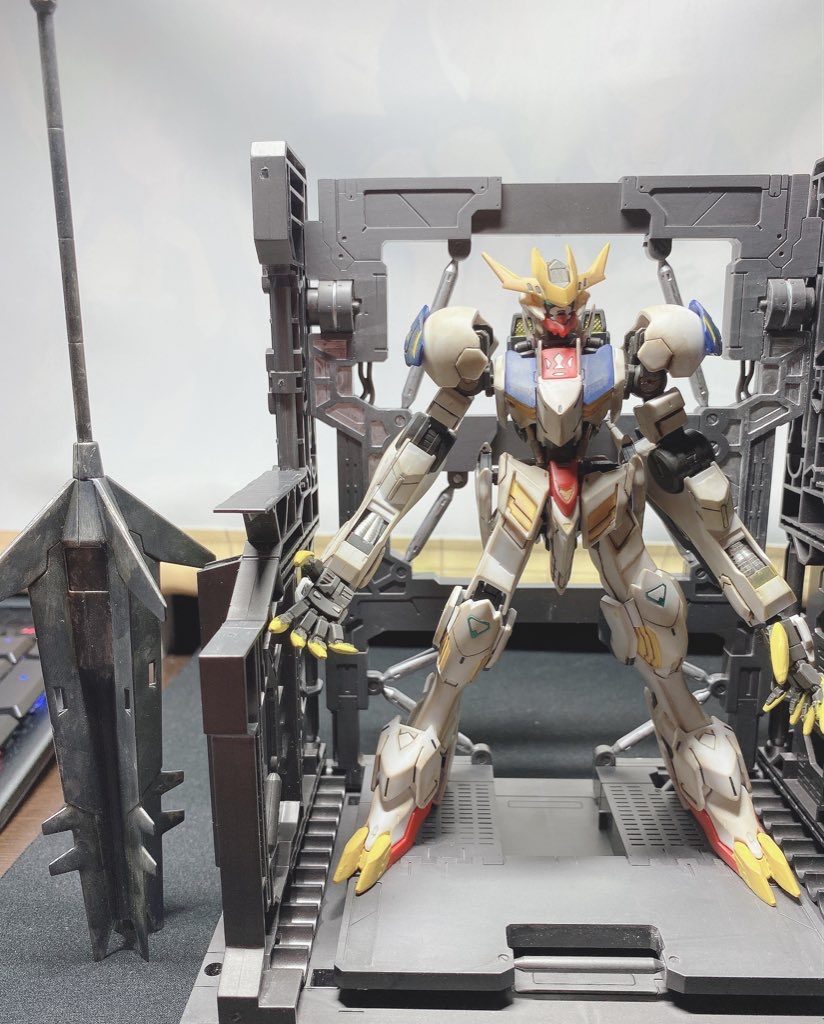 メイスと一緒に、メイスにも銀をチッピングで散りばめて、金属感を出してみました、とてもカッコイイです、、