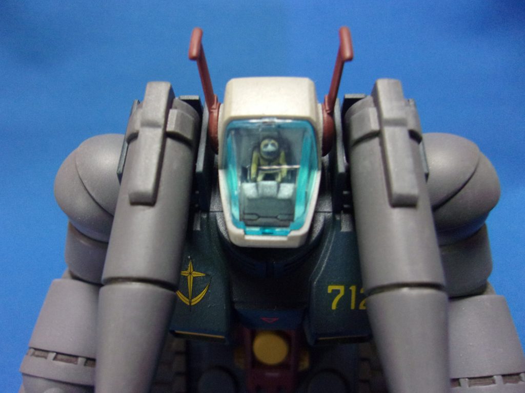 色分けがほぼ完璧なキットなので塗装もしやすいのですが、唯一この1/144のパイロットを塗装するのが難しかったです。