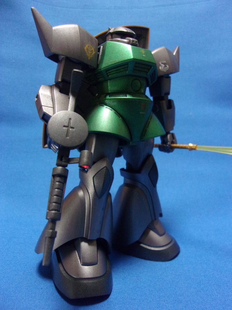 マシンガンのスコープが光って見えるのは、上からの光を通しているせいです。