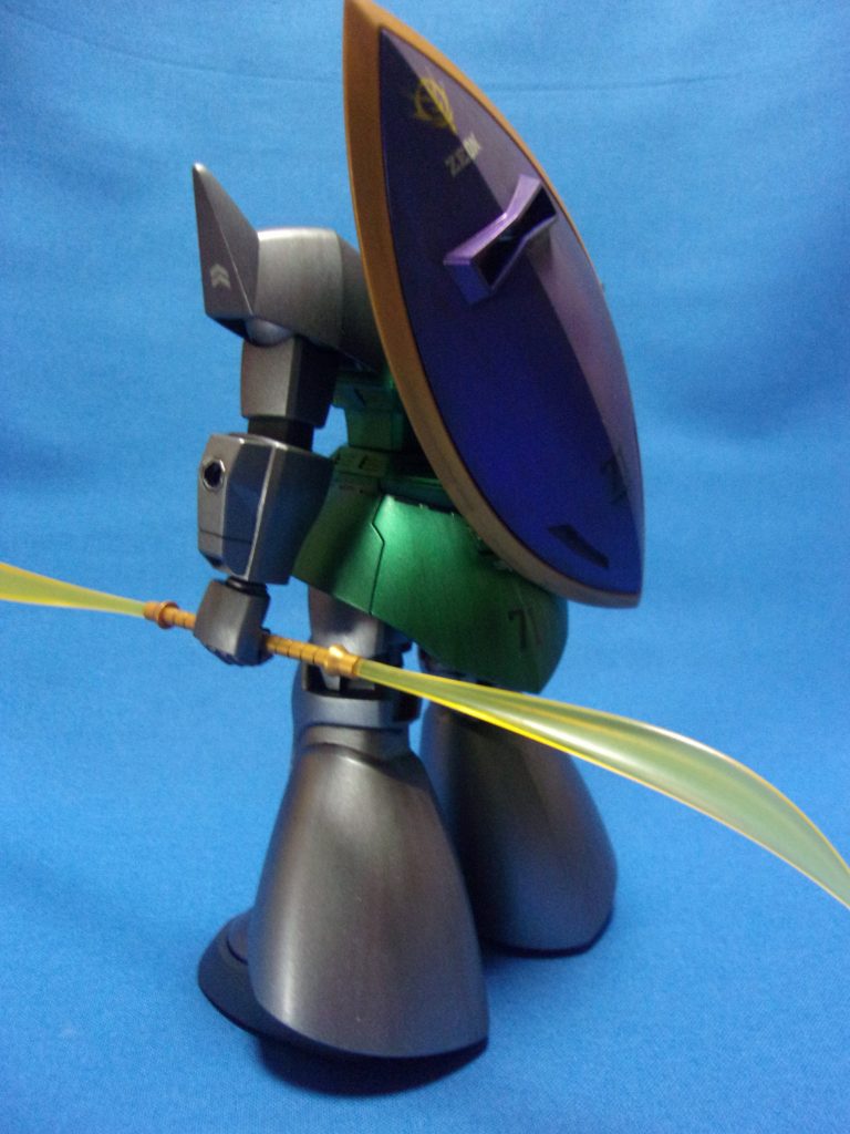 やっぱりゲルググのシールドは紫に塗りたい。左肩の階級章は軍曹にしてみました。新米の学徒兵達の面倒を見る班長のイメージです。