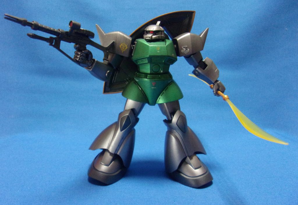 ザクマシンガンのスコープもクリアー化。また、銃口に切れ込みを入れました。ABSモナカのビームライフルが砕けてしまったのでザクマシンガンを持たせています。