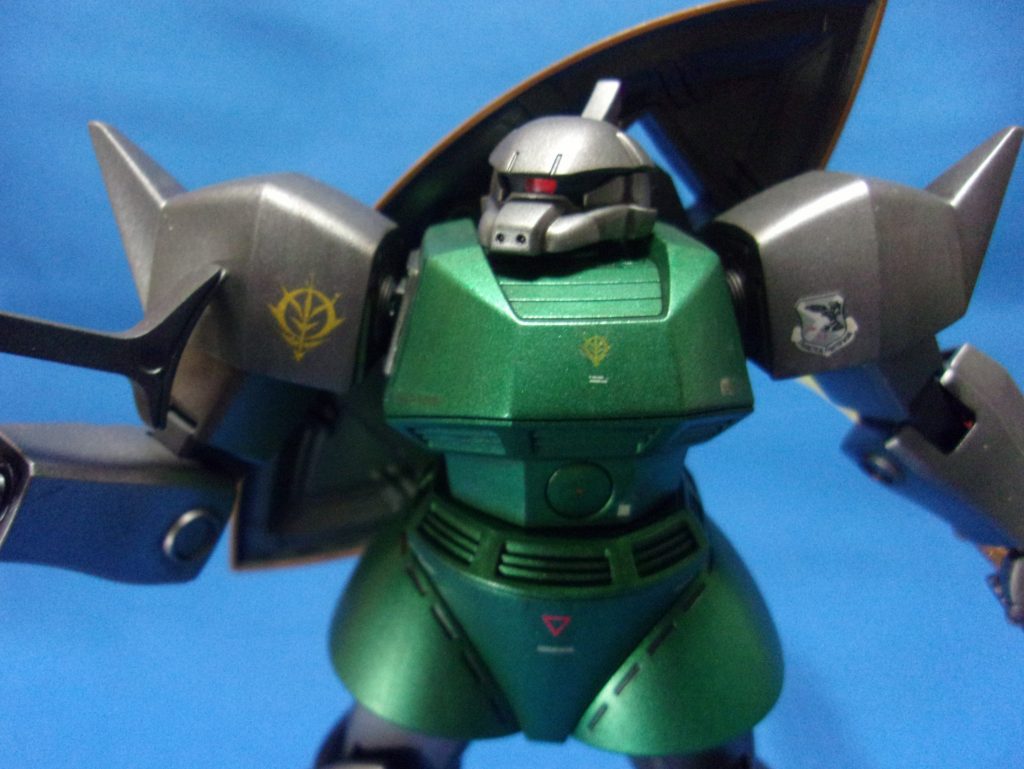 モノアイをクリアー化。ユニコーンガンダムのサイコフレームパーツのランナーを切って断面を研磨して作りました。量産機なのでブレードアンテナは無し、穴も埋めています。