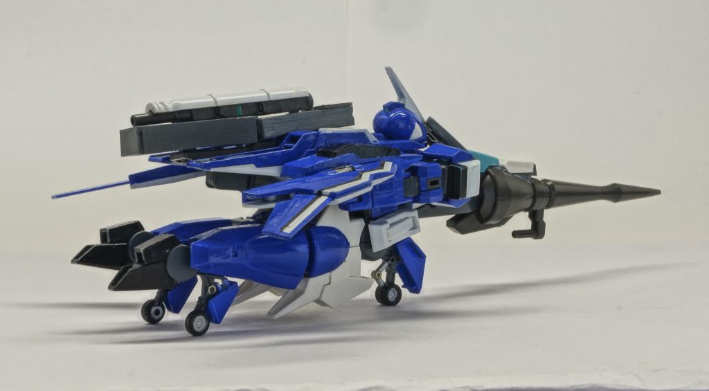 　飛行形態です。背中のブースターユニットはそもそも、飛行形態のシルエットを戦闘機に寄せるために背負わせています。　ところで、投稿記事を書くにあたりクランシェカスタムの説明書を読んでだのですが、この機体には飛行形態の名称ってないんでしょうか．．．。（ストライダー形態、みたいな）