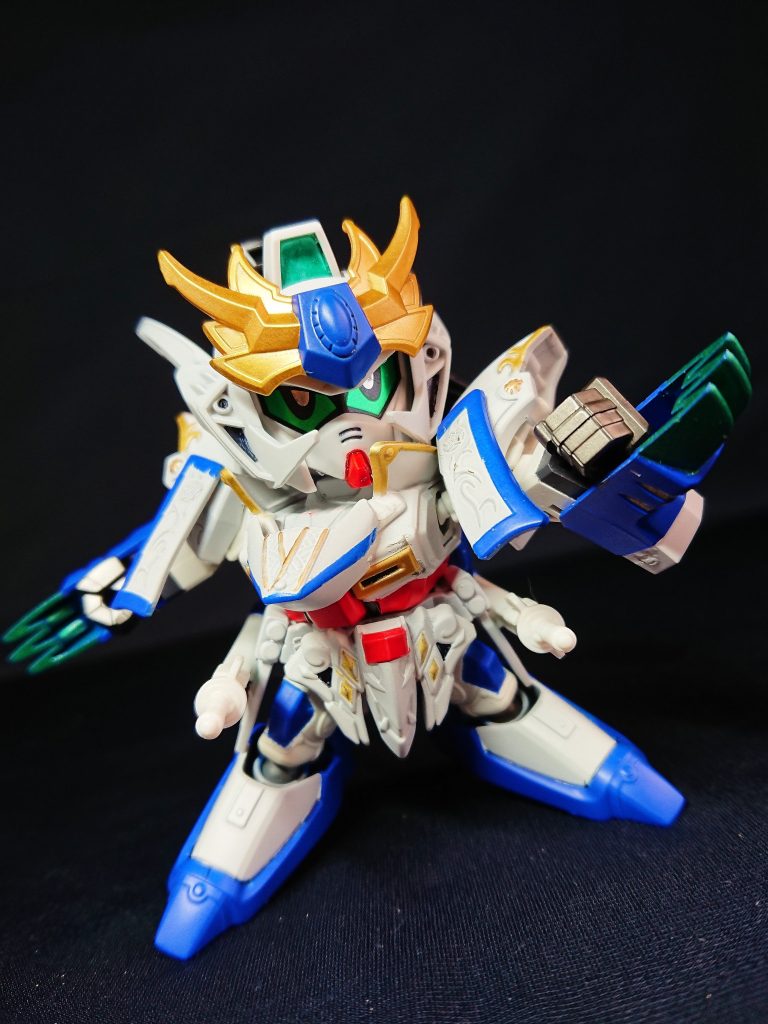 曹丕、雷装張飛、趙雲、周瑜のシャープ系のパーツを集めて形にしています。腰に取り付けられるエクリプスの武器となるジンライは、2本の刀「迅」と「雷」になります。両腕のシールド(アームソード)は爪になります。