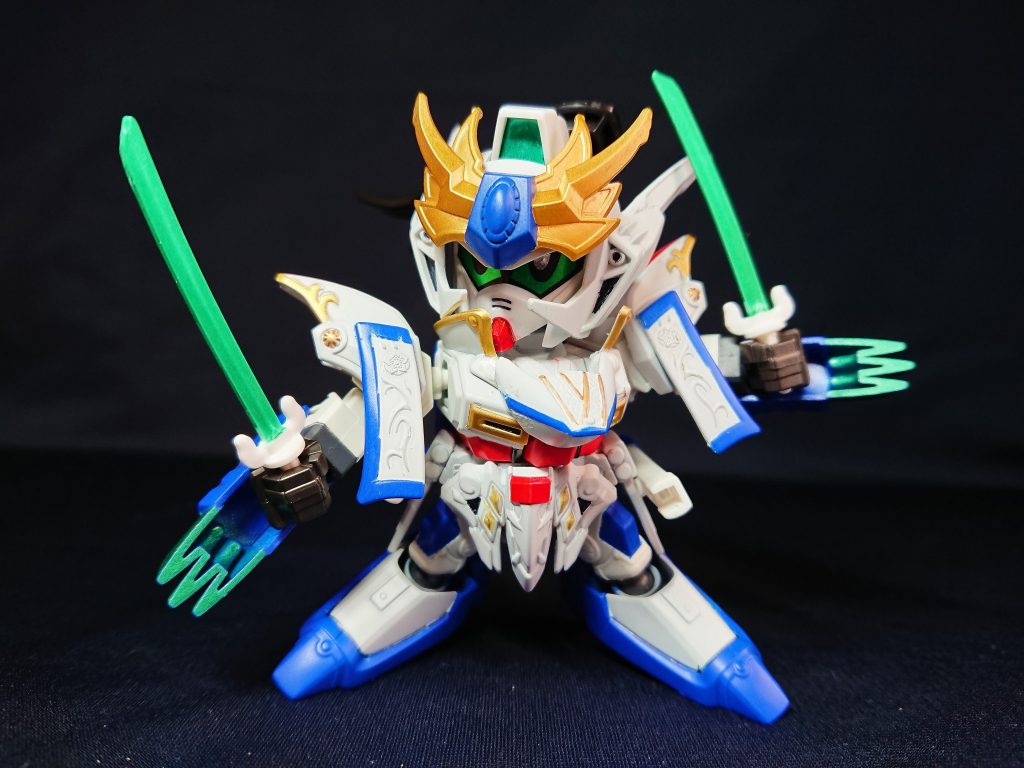 かなりシャープな機体なため、創傑伝やヒーローズからもパーツを流用しました。肩は信長エピオンのパーツを同じ使い方で羽織のように見せています。パーツ数は多いですが、最近のヒーローズ体型に慣れすぎたせいかサイズがコンパクトに感じます。