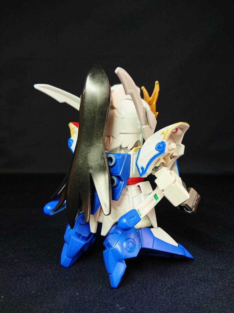 ハイヒールのような足も再現しています。頭身はほんの気持ち高め。なおMAの変形はオミットしています。