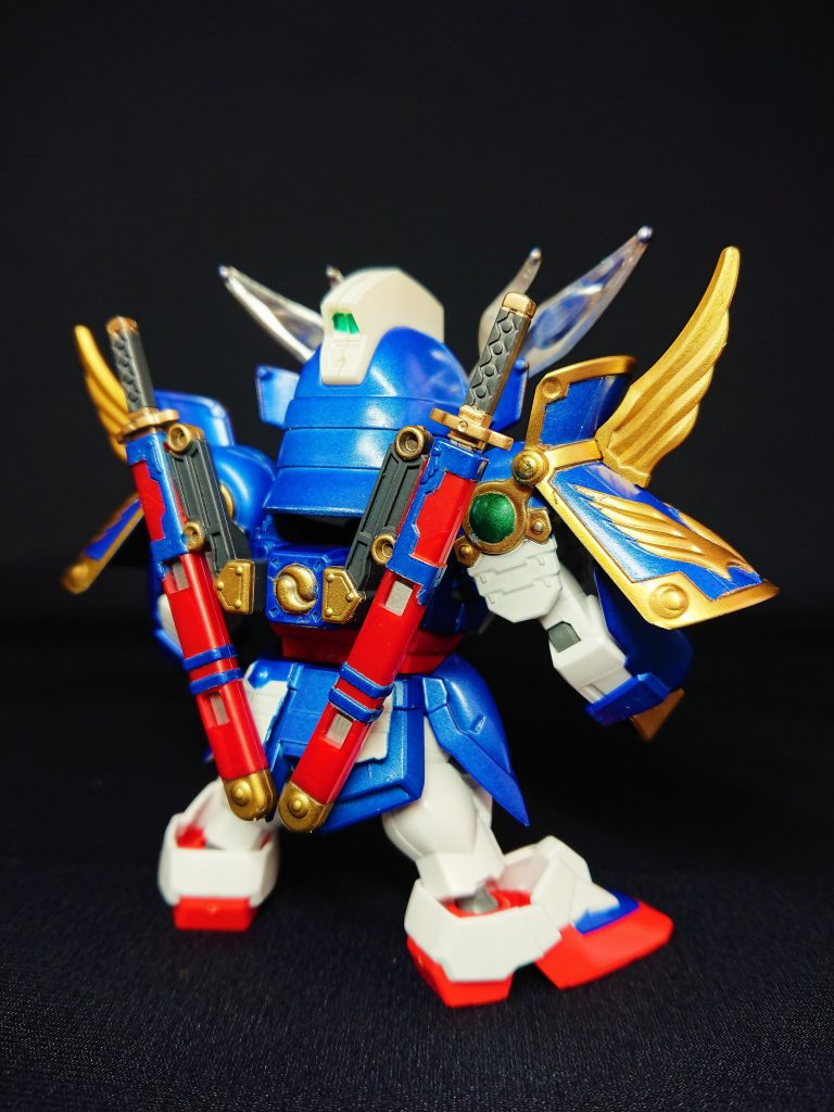 担いだ鞘は塗装必須。いっそのこと鞘と背部を接続するアーム部分を、アームズなりで可動させてもよかったかも？