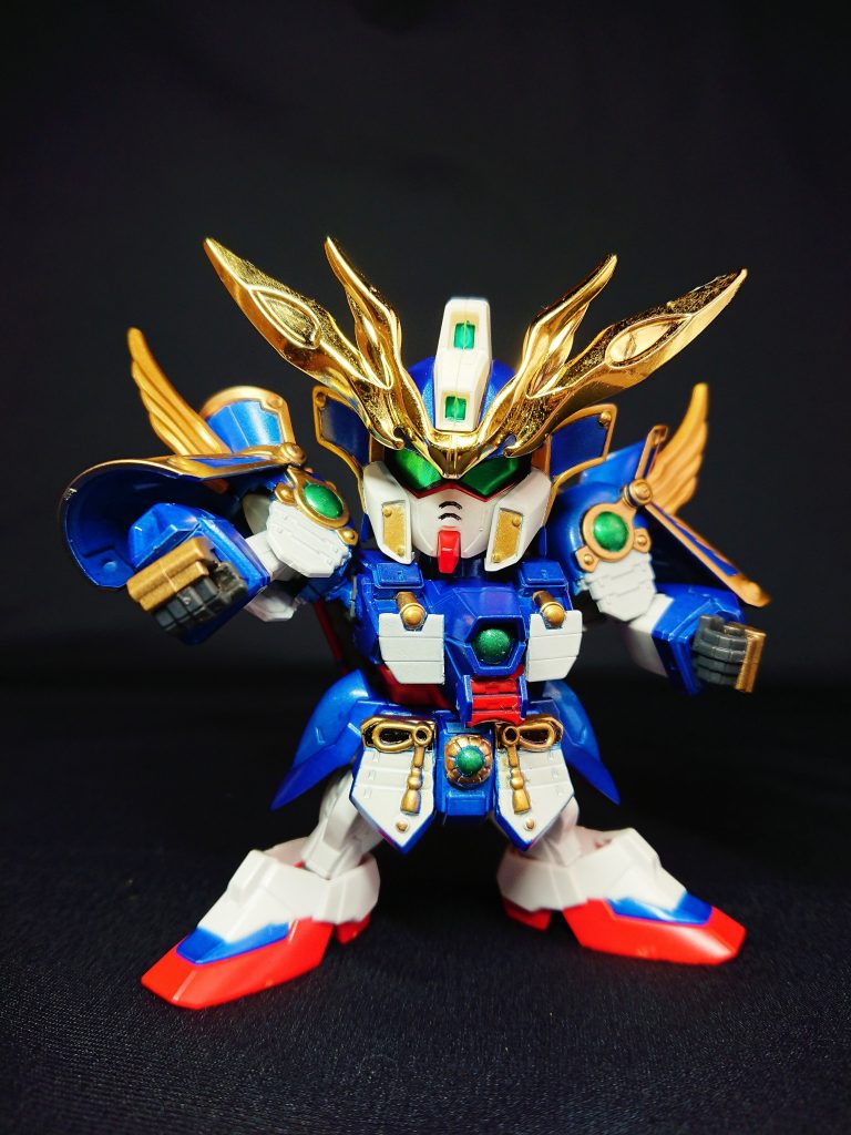 現在制作中の曹操ウイング倚聖の装のため、BBアーリーWから翼のみをもっていかれ、本体まるまる余りました。その本体をベースに、ジャンクでバラバラだった機兵ウイングゼロを復活させてみました。ちなみにムシャ戦記 光の変幻編にも武者ウイングゼロがいますが、こちらは武者の名をを冠した機兵のため、一切繋がりの無い機体です。騎士世界なので同じ武者頑駄無の天宮とも関係は無く、英雄伝オリジナルの天宮設定だそうです。