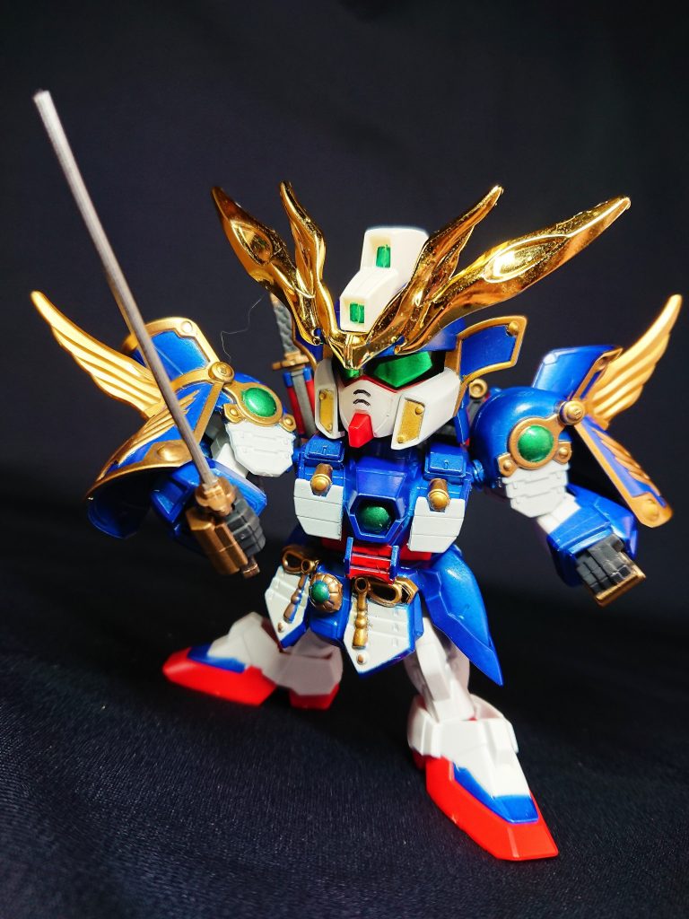 旧BB戦士なだけあって、素のままだと色分けはそれなりに寂しい感じ。複雑なデザインのわりにシールで補える箇所もそれほど多くないので、塗装すると非常に代わり映えします。機体の基本色となる青部分は、タミヤのマイカブルーをベースに他の青系を調色してみました。