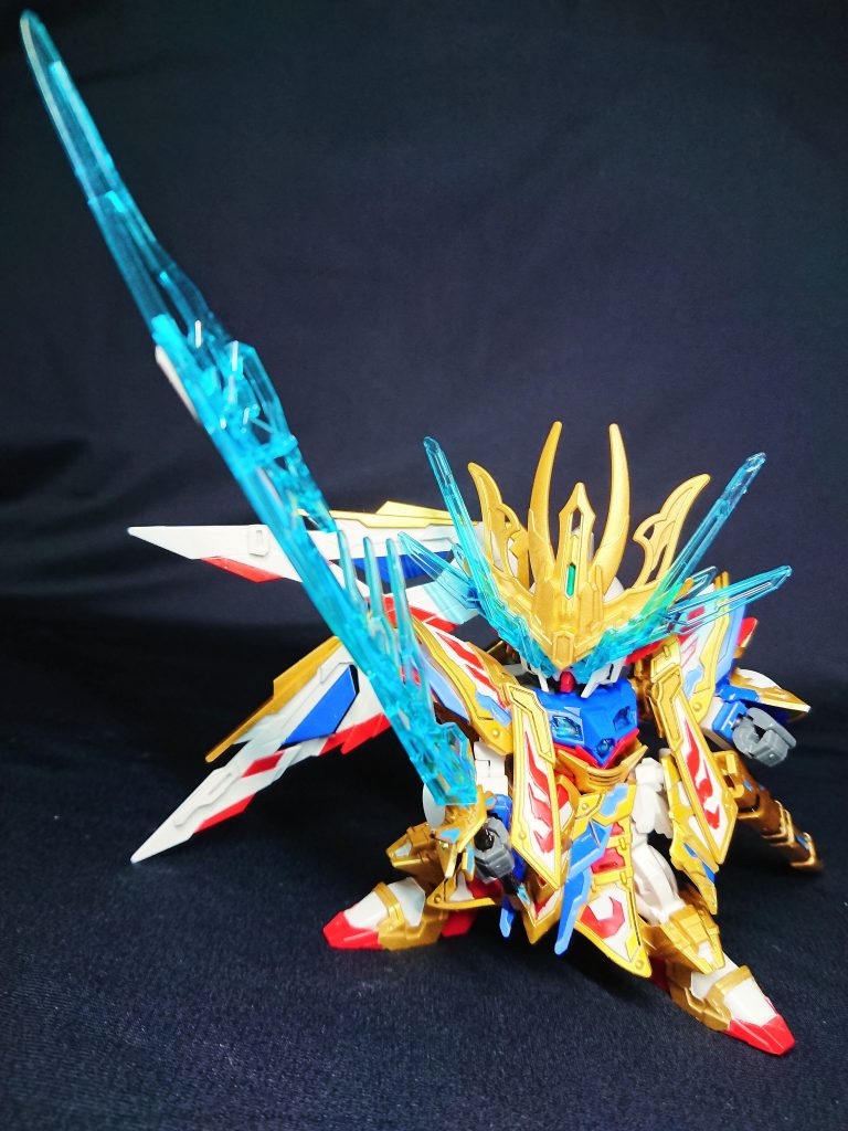 必殺技の倚心天翔斬は、倚聖剣にクリアパーツが付くためかなり長大に。太もも可動のおかげで踏ん張りが効くため、ケレン味効いたポージングもできます。