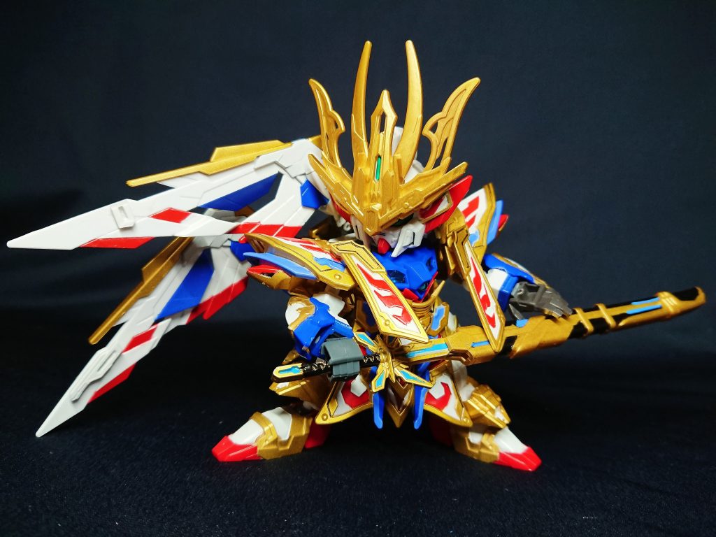 信長エピオン同様に肘が可動するキットですが、脚部延長することで腕の長さが短くなるため、腕もSDCSゼロカスになっています。その恩恵で抜刀ポーズは窮屈さが改善されました。