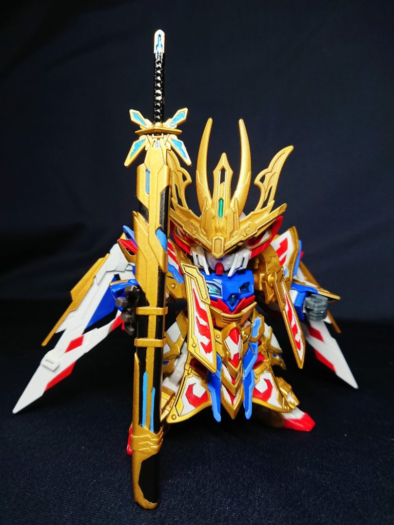 巨大な倚聖剣も平手で持たせると様になります。