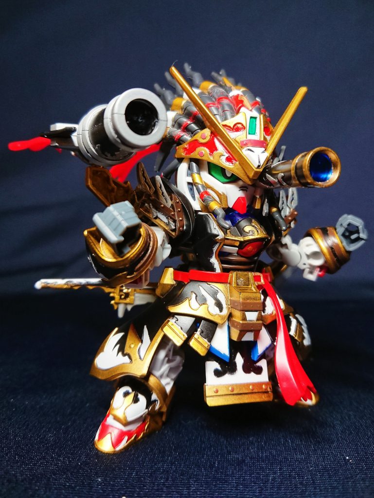 メガ・ライアーを構えた必殺技、ブラストフィーバー。望遠鏡型の仮面は最中構造のクリアパーツなので、中にミライトを入れて発光させるのもありかもしれません。