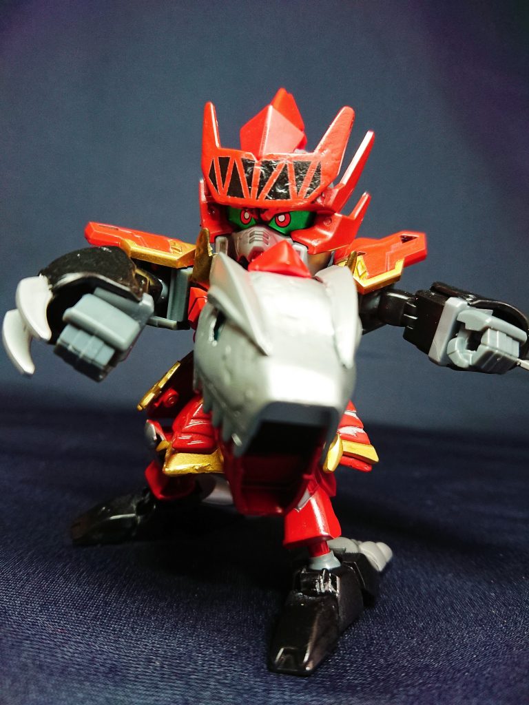 ベースは董卓プロヴィデンスとなり、キシリュウオーに似たパーツを組み合わせていきました。過去作の電竜頑駄無と同様に、ティラノ頭や籠手は雑にパテ埋めとヤスリで生物感を出してみました。ティラノ頭がデカいので、写真ではうまく立体感が伝えられないのが難点w