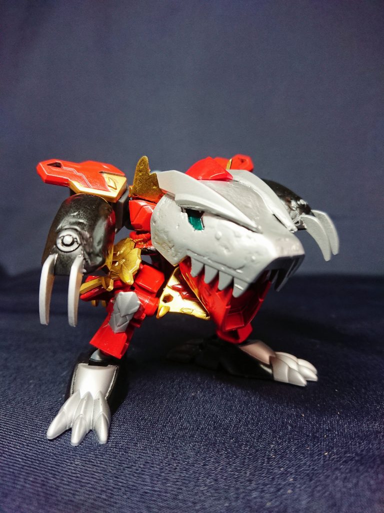 簡易的ですが恐竜モードにも変形します。見づらいですが、肩上部には小さいドリルがついています。(一応ガンドランドの意匠ということで。)コトブキヤのドリルパーツ等で大きくするのも考えましたが、スリーとファイブ時に干渉しまくるため小さいパーツになってます。