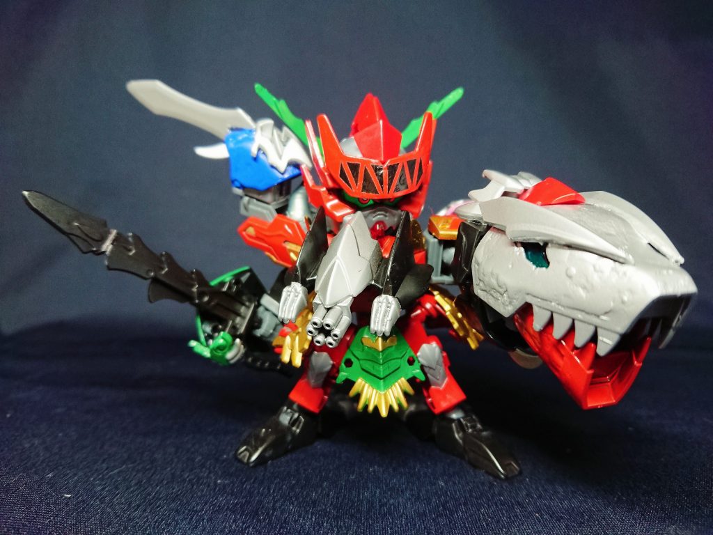 右手には盾付きランスソード、左手にはティラノ頭の鈍器、胸部はガトリング、両肩に剣と爪を装備した、火力全振りした状態です。