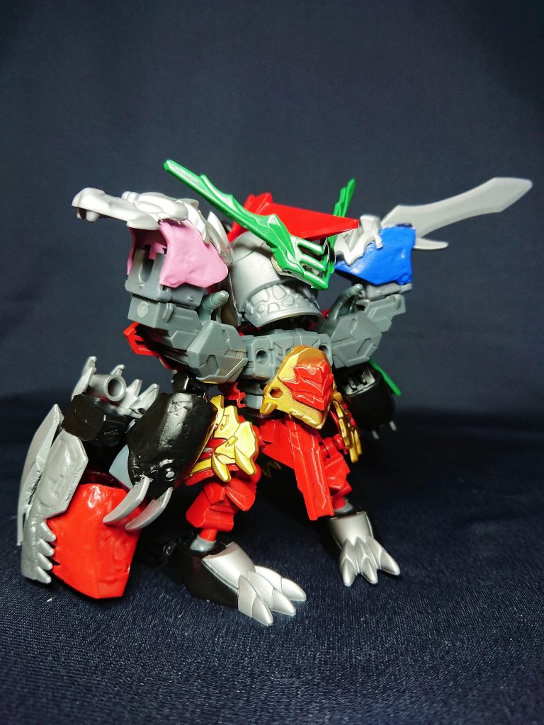 所謂ファイブナイツ状態で、余剰は無いようにしています。キシリュウオーファイブナイツ自体の合体構成上、上半身に武器が固まっているため、下半身が貧弱に見えてしまいます。ただ踵の爪のおかげで安定感は抜群です。