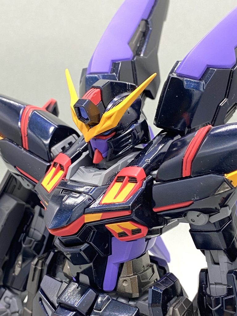 本体カラーはガイアのプリズムブルーブラックにクリアコートです。胸部ダクトや肩のモールドをイエローで塗り分けを追加しました。