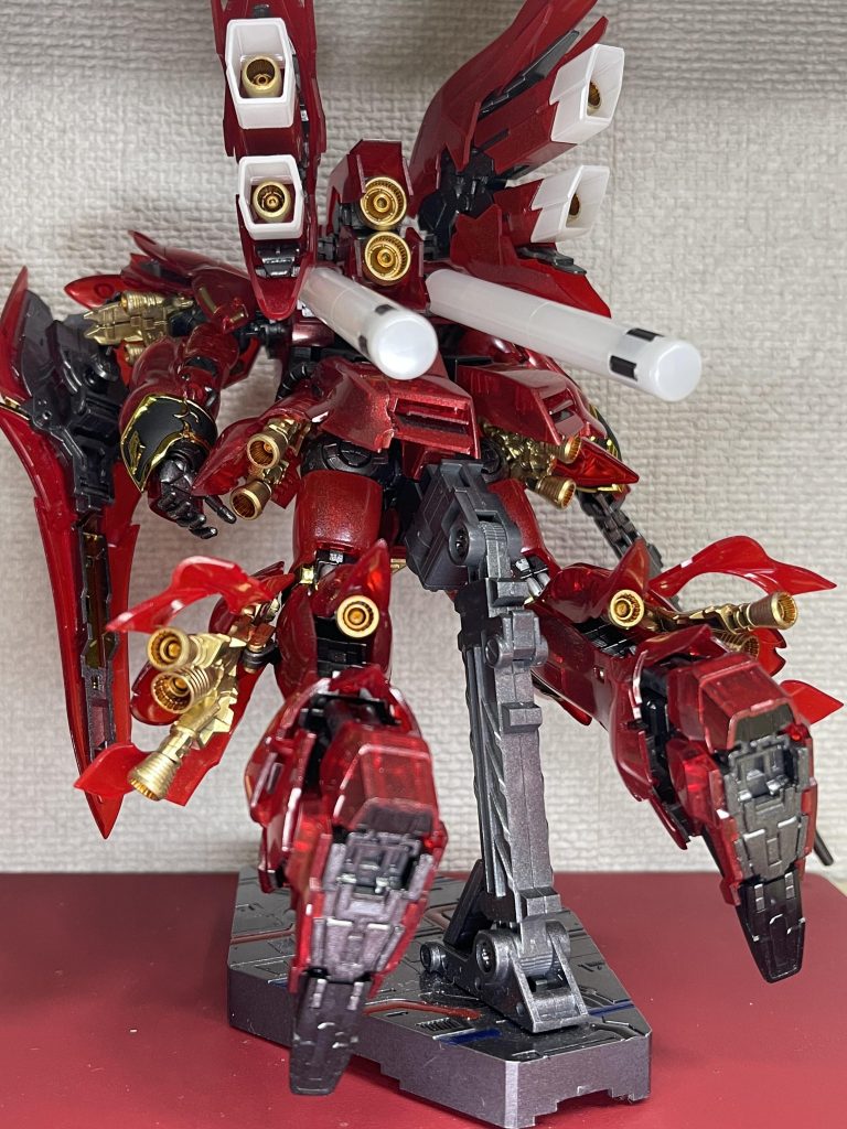 シールドの裏側もマスキングでガンメタルを吹いてありますスラスターの内側をクリヤーオレンジで塗ってありますが、よくわかりませんね