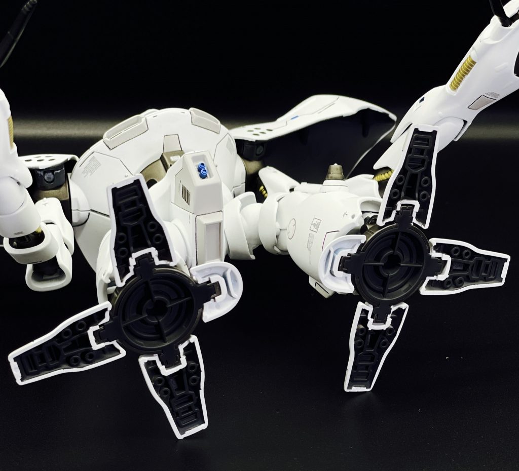 肩パーツ裏や足裏は塗り分け。