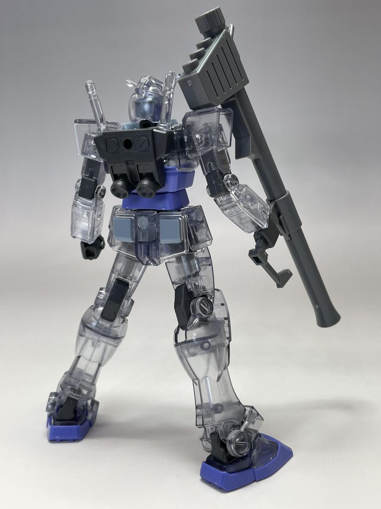 クリアカラーバージョンのガンプラは多いですが、スモーク色のクリアカラーはなかなか無いので、青紫とマッチして渋くてカッコいいですね。