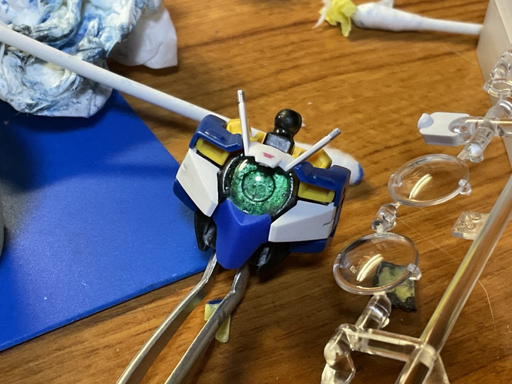 ボディの塗装。主にスカイブルーとブルーにホワイトをごく少量まぜて作成したネイビーブルーを使用。一部のホワイトやブルーのパーツは成型色のままトップコートを吹いた。クリアパーツ内部はクロームシルバーの上にクリアグリーンを塗布したが、ダマになってしまいうまくいかなかった。ここは改善点。