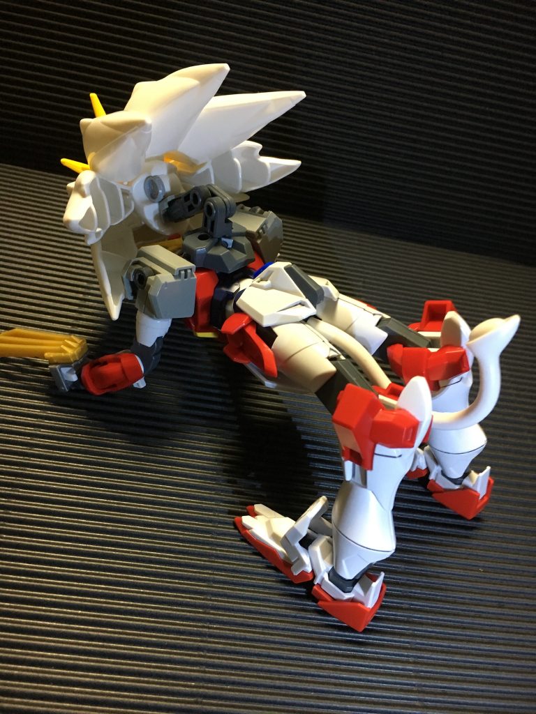 後ろからみるとこんな感じ。尻尾は台座接続用の穴に接続しています。