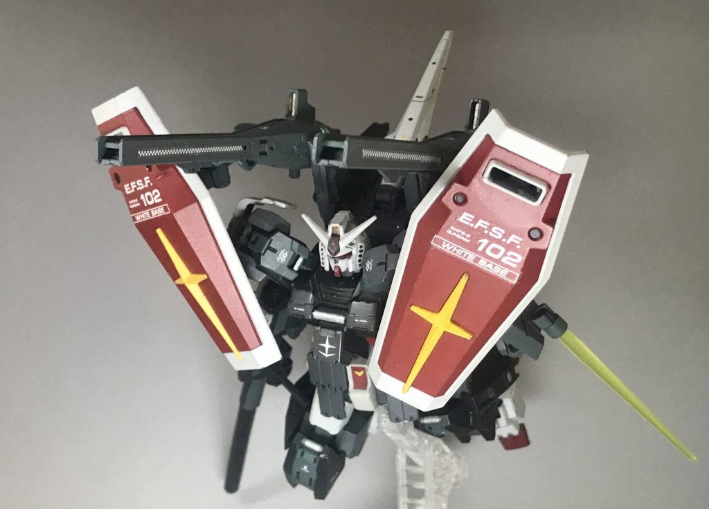 シールド地球連邦軍で制式採用されているシールド、肩に2つ装備してサブアームで保持、突貫時には前方に展開して防御力を高める