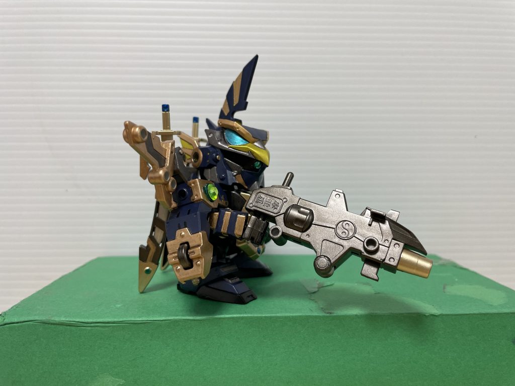 小改造して膝が曲がるようになってます。あとは100均のデコシールでお手軽制作です。