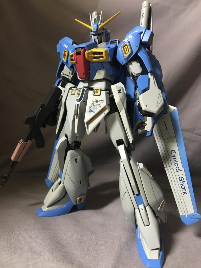 かなり昔のMGリガズィのVar.1.5的な感じでプレバンから発売されたキットなのですが、ほぼ新規パーツ(笑)ここまでするなら、完全新規で、もうちょい保持力と可動域を見直したキットにしてほしかったなぁ〜という印象。まぁ、充分カッコいいし、キット化してくれただけでも涙モンなんですが(笑)