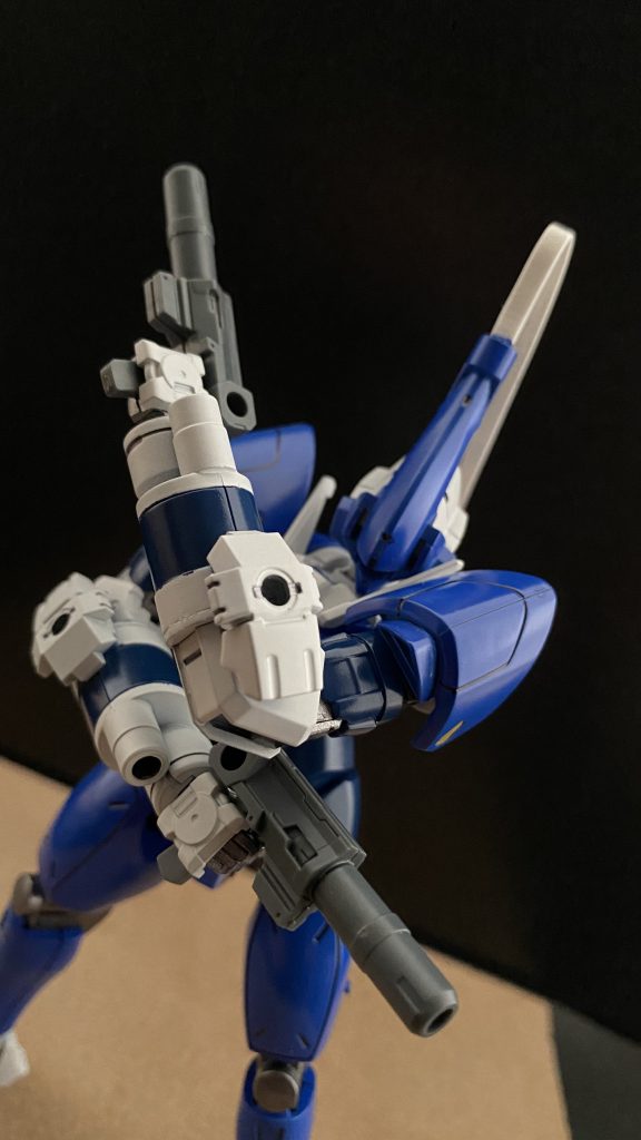 　換装可能な銃身を持つビームハンドガンがメイン武装。二丁拳銃による高い速射能力により、中距離戦において高い敵制圧能力を持つ。のだが、バルトに煽られては、前線に出ることもしばしば。　